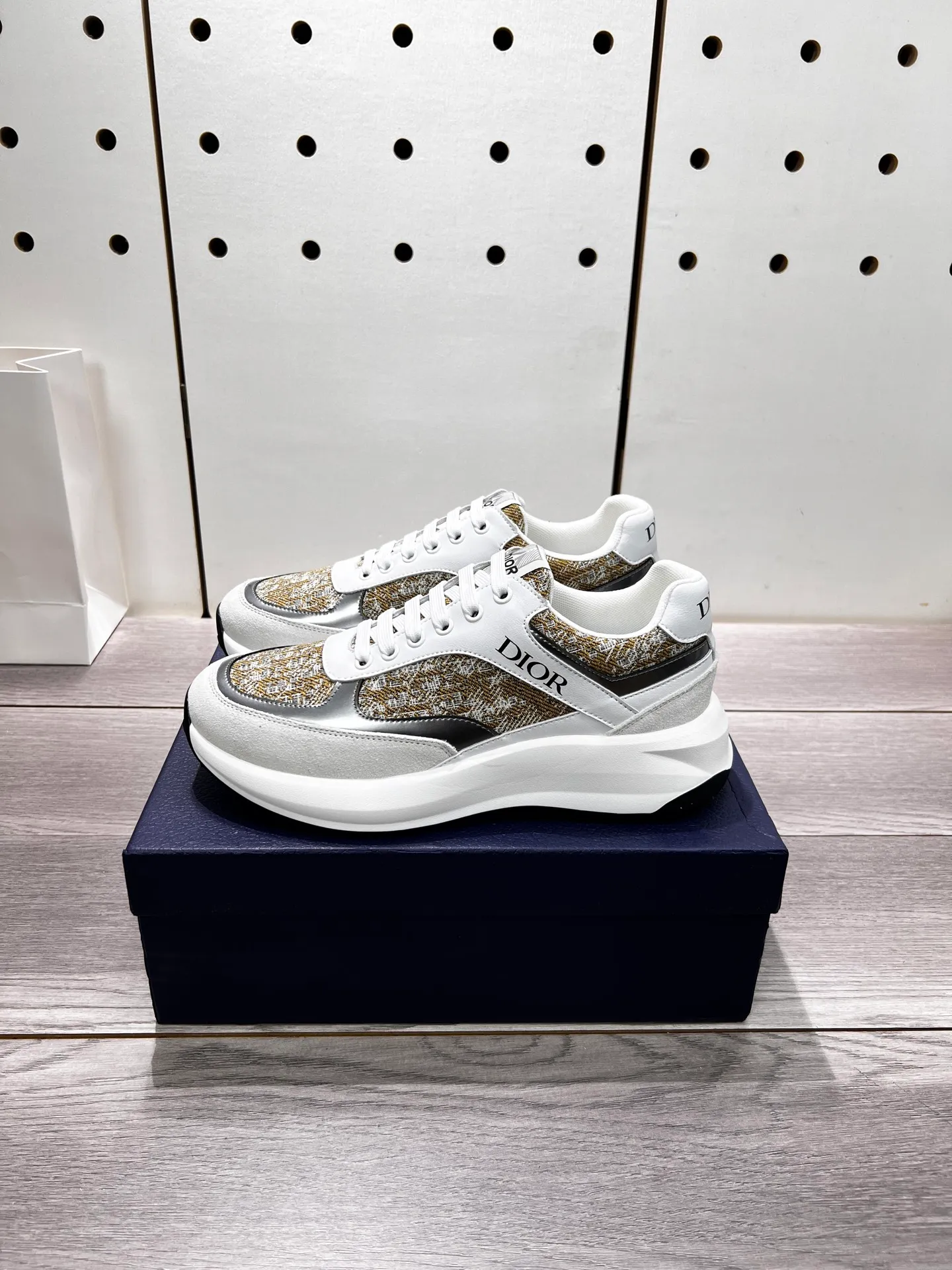 Factory price: 440💰Dior official website new style🎁🎁fashionable casual men's shoes👟, popular style💥simple and elegant version, exclusive for trendy men. Unique official website latest brand elements 👑original decoration, fashionable and generous, imported first-layer cowhide with original fabric✅breathable mesh lining, official website designated wear-resistant casual outsole, counter classic model taken in kind🎬Four colors available, code 38-44. Can be customized 45 non-returnable